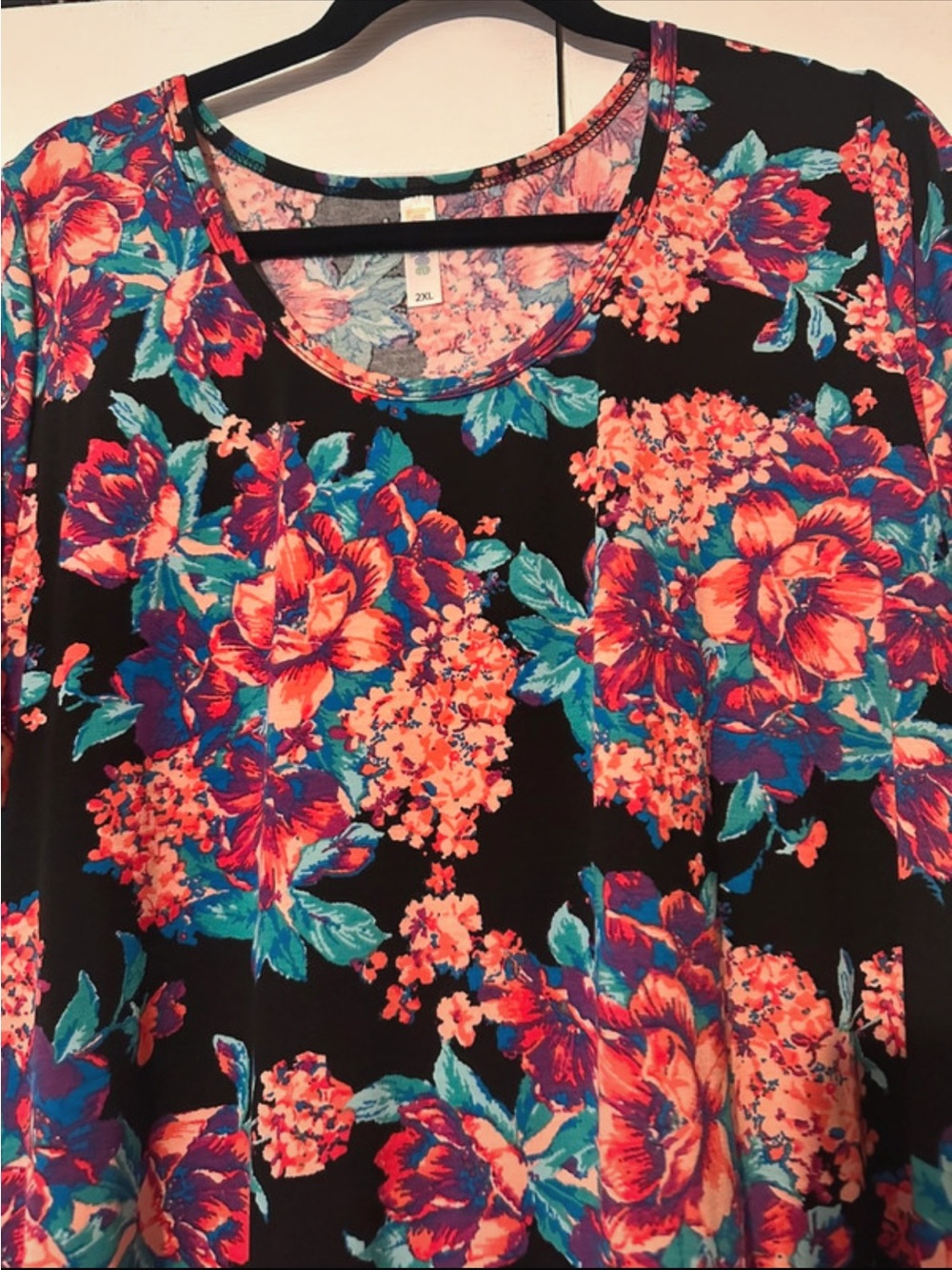 Lularoe Perfect Tee - Picture 2 of 4